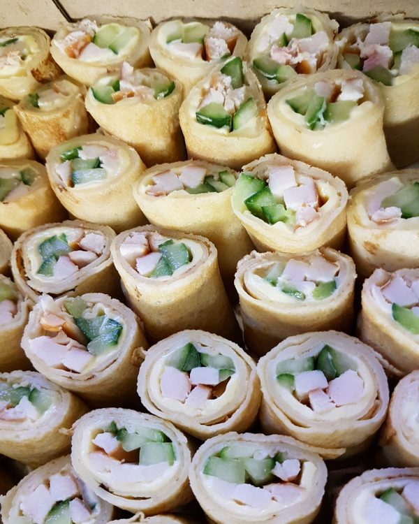 Блинчик с тостовым сыром,копченной курицей,огурцом  